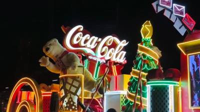La Caravana Coca-Cola 2025 inicia su recorrido en México. Consulta las ciudades confirmadas, las esperadas y cómo saber si tu estado recibirá la tradicional caravana navideña.