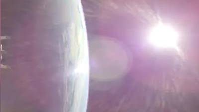 Esta imagen, tomada de un video proporcionado por la NASA, muestra la Tierra, a la izquierda, desde la nave espacial Orion de la NASA mientras encendía sus motores rumbo a la Luna el jueves 2 de abril de 2026.