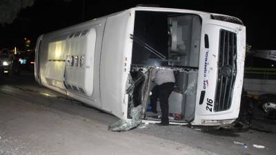 Varios trabajadores tuvieron que ser llevados a la Clínica 2 del IMSS;el accidente se dio cuando el operador circulaba por V. Carranza.