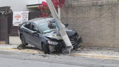 El vehículo quedó completamente destrozado, además de dejar a un amplio sector sin el servicio de electricidad.