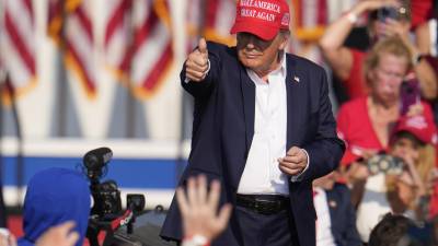 El expresidente estadounidense Donald Trump en un evento de campaña en Butler, Pensilvania. La jueza que preside el caso de documentos clasificados contraTrump en Florida desestimó la acusación.