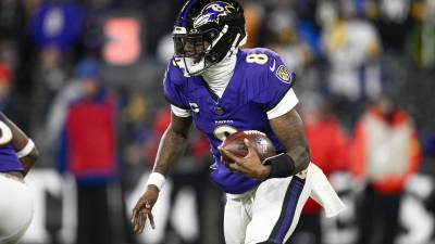 Lamar Jackson extendió la jugada fuera de la bolsa de protección antes de lanzar el pase clave a Justice Hill para la anotación.