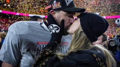 Travis Kelce recibió un beso como símbolo de felicidad y ‘apoypo’ por parte de su novia Taylor Swift tras ganar su pase al Super Bowl con los Chiefs de Kansas City.