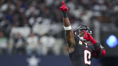 Derek Barnett, ala defensiva de los Texans, protagonizó una jugada clave en la victoria de Houston 34-10 sobre los Cowboys, forzando y recuperando un balón suelto para un touchdown en el último cuarto.