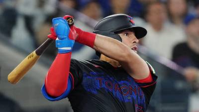 El mexicano Brandon Valenzuela, de los Azulejos de Toronto, pegó su primer jonrón, algo que desató la emoción en general, por ser un joven recién llegado de ligas menores.