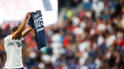 Kylian Mbappé mostrando un jersey especial por su renovación con el PSG.