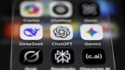 Una pantalla de un smartphone que muestra los iconos de las aplicaciones de inteligencia artificial (IA) Deepseek, ChatGPT y Gemini.