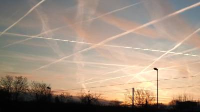 Desde muchos foros en Internet se mantiene que las estelas de condensación de los aviones son en realidad pruebas de la dispersión de productos químicos o biológicos tóxicos.