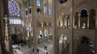 Vista general del Interior de la Catedral de Notre-Dame tras la restauración. Cinco años después, París recupera a su icónica catedral.