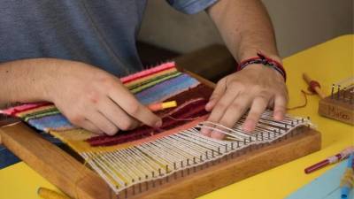 Los maestros tejedores buscan nuevas opciones para utilizar el vistoso tejido.