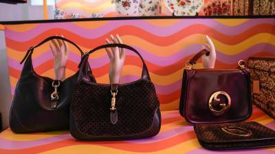 Bolsos Gucci estilo vintage en la nueva tienda de concepto en línea, llamada Gucci Vault, en Milán, Italia.