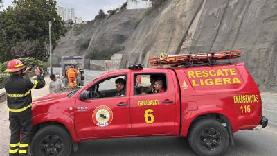 Integrantes de equipos de rescate cierran la avenida Costa Verde por derrumbes en el acantilado, producto del sismo ocurrido este domingo, en Lima (Perú). Un terremoto de magnitud 6.1 remeció la ciudad de Lima y la vecina Callao causando zozobra en la población, especialmente en los edificios altos, aunque sin reportes oficiales de daños personales y materiales.