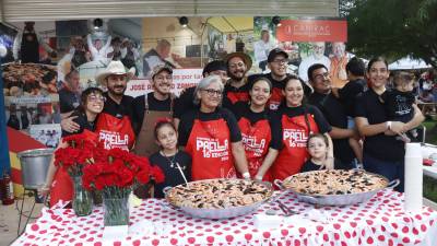 Acción. El jurado recorrió los espacios de los competidores para valorar desde la preparación del arroz hasta la intensidad de los fondos y la combinación de ingredientes.