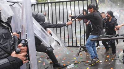 La protesta por la calidad del agua frente a Casa Jalisco terminó en enfrentamientos; la Fiscalía liberó a seis personas que seguirán bajo investigación.