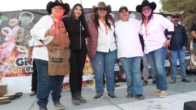 El equipo de Saltillo, “Las Norteñas”, conformado por la capitana, chef Amanda Covarrubias, chef Patricia Arredondo, chef Judith Herrera y chef Isamar Cortez, presentó a su nueva integrante de Torreón, Coahuila: chef Mónica Cortés. FOTO: FRANCISCO MUÑIZ