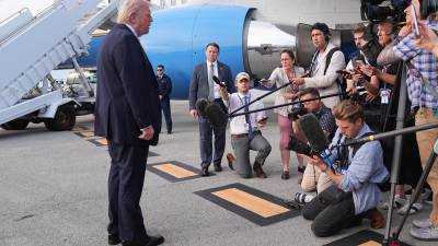 El presidente Donald Trump habló este sábado con los periodistas antes de abordar el Air Force One.