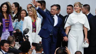 El presidente de Colombia, Gustavo Petro, y su esposa Verónica Alcocer, llegan para participar en la ceremonia de investidura en la Plaza Bolívar de Bogotá, Colombia.