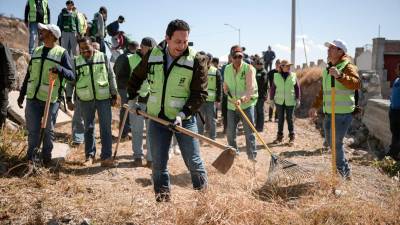 Voluntarios y estudiantes de la UAdeC participaron en la limpieza del arroyo Ceballos, apoyando las acciones del gobierno municipal.