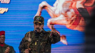 El presidente de Venezuela, Nicolás Maduro, sosteniendo una espada durante un discurso el mes pasado. Si finalmente pierde el poder, su posible reemplazo dependerá en gran medida de su salida.