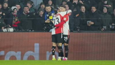 Giménez dejó el campo al minuto 69, ovacionado por la afición tras su destacada actuación.