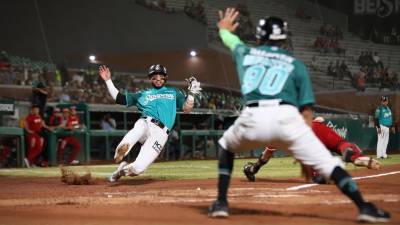 El juego inició a las 8:20 p.m. tras una intensa lluvia que cayó sobre Saltillo minutos antes del arranque.