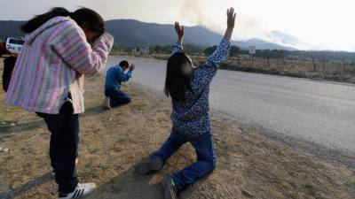 Habitantes de Sierra Hermosa rezando por el fin del incendio.