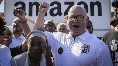 En esta imagen de archivo, el presidente del sindicato Teamsters, Sean M. O'Brien (centro), se manifiesta junto a trabajadores de Amazon en el exterior del almacén JFK8 de la empresa en Staten Island, Nueva York.