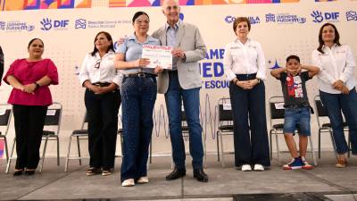 Román Cepeda González y Selina Bremer de Cepeda encabezaron el arranque del programa con el que se beneficiará a mil torreonenses.