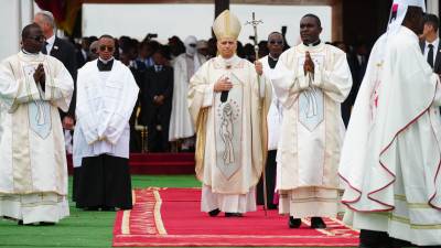 El papa León XIV llega al aeropuerto de Yaundé Ville para oficiar una misa, en Camerún, el 18 de abril de 2026, en el sexto día de su viaje pastoral por África.
