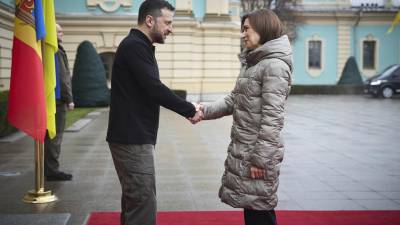 En la imagen, proporcionada por la Oficina Presidencial de Prensa de Ucrania, el presidente ucraniano, Volodymyr Zelenskyy, izquierda, saluda a la presidenta de Moldavia, Maia Sandu, en Kiev, Ucrania, el sábado 25 de enero de 2025. FOTO: