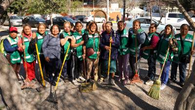 Cuadrillas de Ola Verde trabajan en el mantenimiento de escuelas, espacios recreativos y calles del municipio.
