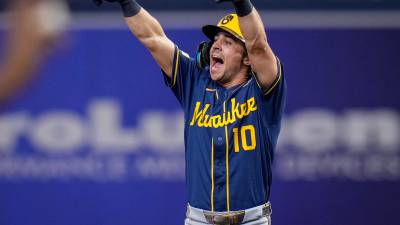 Milwaukee conectó 16 imparables y anotó ocho carreras en la quinta entrada para encaminarse a la victoria en el tercer juego.