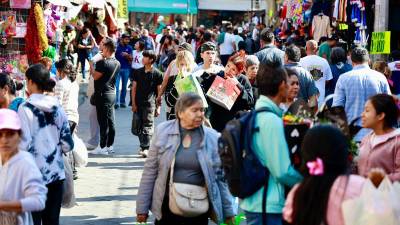 Varias personas acudieron desde temprano para completar compras pendientes, especialmente para la cena.