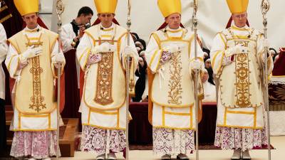 Los obispos consagrados (de izquierda a derecha) Marc Hanappier, Michel Poinsinet de Sivry, Michael Goldade y Pascal Schreiber en el exterior del seminario de la Fraternidad de San Pío X, en Econe, Suiza.