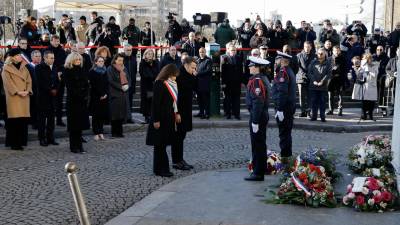 El presidente de Francia, Emmanuel Macron y la alcaldesa de París, Anne Hidalgo presentan sus respetos por los 10 años del ataque al periódico Charlie Hebdo y al supermercado judío Hypercacher en París.