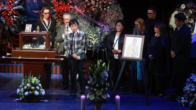 La periodista de TvAzteca encabezó la ceremonia de homenajes junto a los compañeros de Ventaneando de Daniel, así como actores que compartieron escenario con Bisogno.