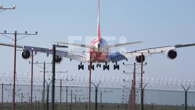 Un avión desciende para aterrizar en el Aeropuerto Internacional de Los Ángeles | FOTO: EFE