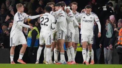 Raúl Jiménez celebra el gol con el que Fulham abrió el marcador ante Chelsea en Craven Cottage.