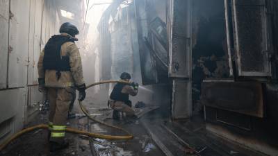 Trabajadores de rescate apagan un incendio en el mercado central de Zaporiyia, dañado por un ataque ruso en Zaporiyia, Ucrania, el sábado 26 de septiembre de 2026. (AP Foto/Kateryna Klochko)