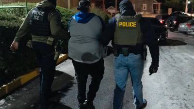 Agentes del Servicio de Control de Inmigración y Aduanas detienen a una persona el lunes 27 de enero de 2025, en Silver Spring, Maryland.