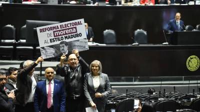 En la Cámara de Diputados, el coordinador priista Rubén Moreira Valdez también rechazó la propuesta y aseguró que “derrumba a la democracia”.