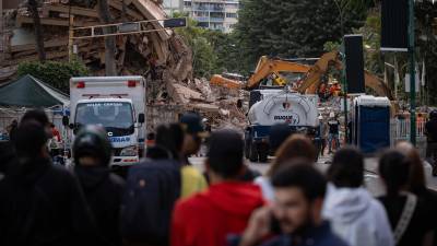 El Gobierno de Venezuela elevó a 235 los muertos y a cuatro mil 300 los heridos por los terremotos de magnitud 7.2 y 7.5 de la víspera, cuya devastación golpeó especialmente al estado La Guaira.