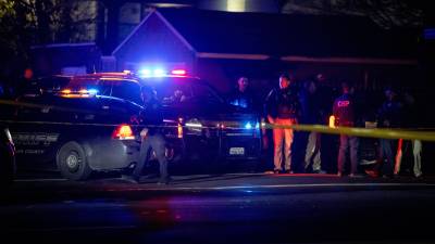 Personal de emergencias trabaja en la escena de un tiroteo masivo el sábado 29 de noviembre de 2025 en Stockton, California.