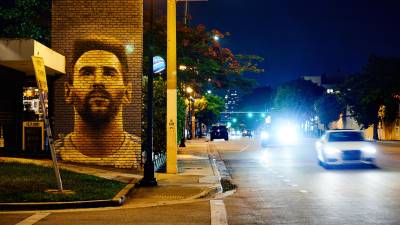 Un mural de la superestrella del fútbol Lionel Messi, en un restaurante argentino en Miami, Florida.