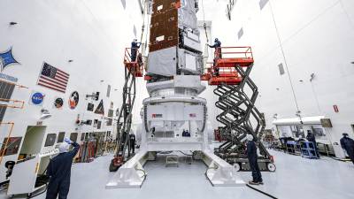 Técnicos e ingenieros de la NASA trabajan en la preparación del Telescopio Espacial Nancy Grace Roman en el Centro Espacial Kennedy de Florida.