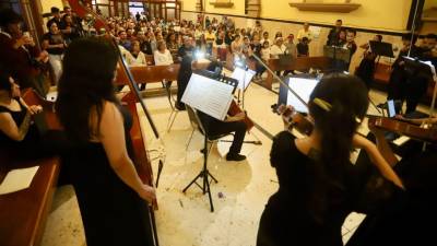 El templo de San Esteban fue el escenario donde se presentó el recital “Sonidos del verano”, con la Orquesta de Cámara de Saltillo.