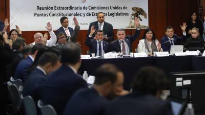 Las Comisiones Unidas de Puntos Constitucionales; y de Estudios Legislativos se reunieron de manera extraordinaria para discutir el dictamen enviado desde la presidencia de la república en materia electoral (Plan B). En la imagen, los integrantes de las comisiones votan para dar inicio a la discusión del Plan B.
