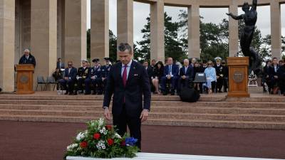 El secretario de Defensa, Pete Hegseth, deposita una corona de flores en el cementerio estadounidense para conmemorar el 82.º aniversario del desembarco de Normandía, en Colleville-sur-Mer, Normandía, Francia.