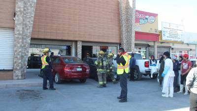 Empleados del lugar fueron evacuados y puestos a salvo en el estacionamiento del negocio.