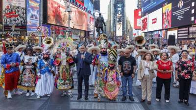 Muestran su orgullo mexicano con baile en Times Square